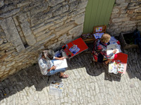 Le peintre Bernard Pfriem y a fondé en 1970 la « Lacoste School of the Arts »